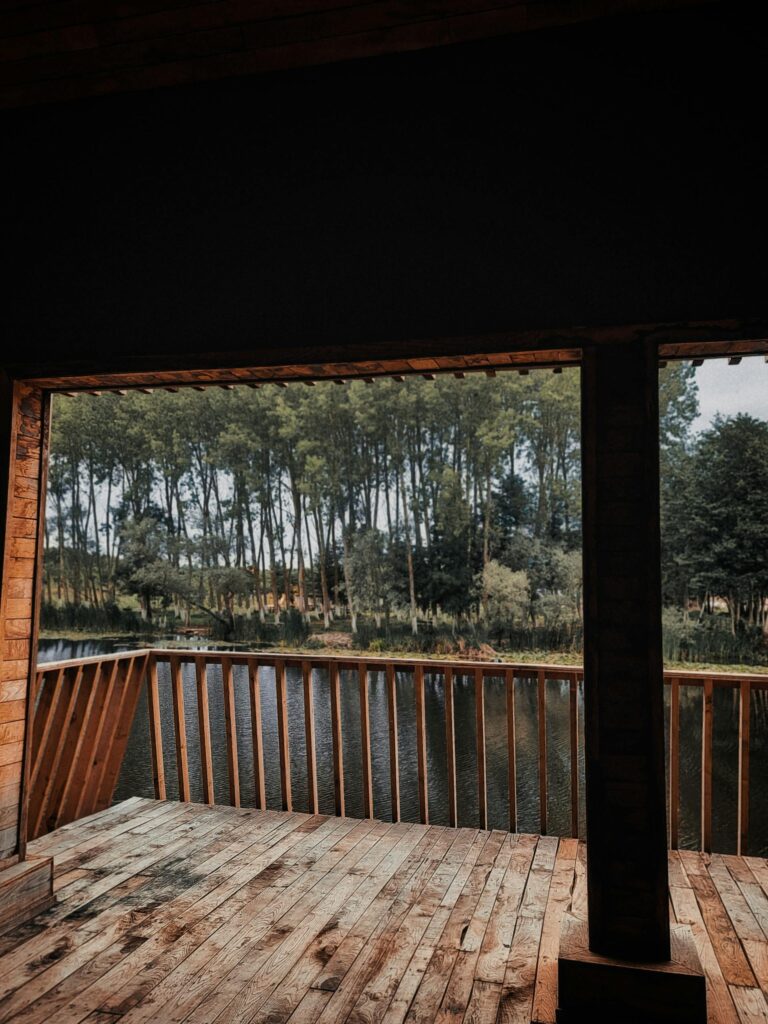 Natūralios medienos terasos alyvavimo procesas lauke